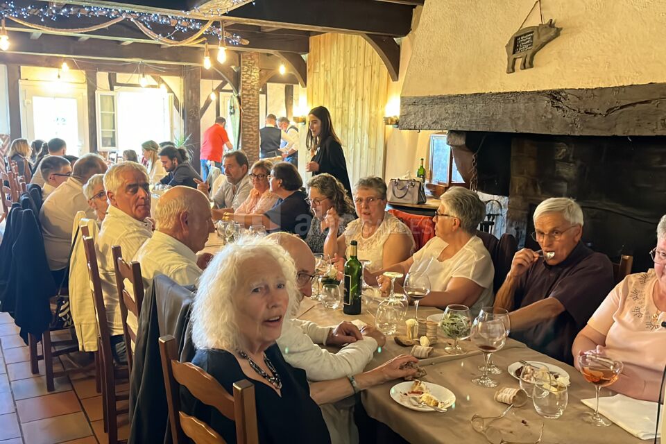 Mariage avec 34 personnes assises.