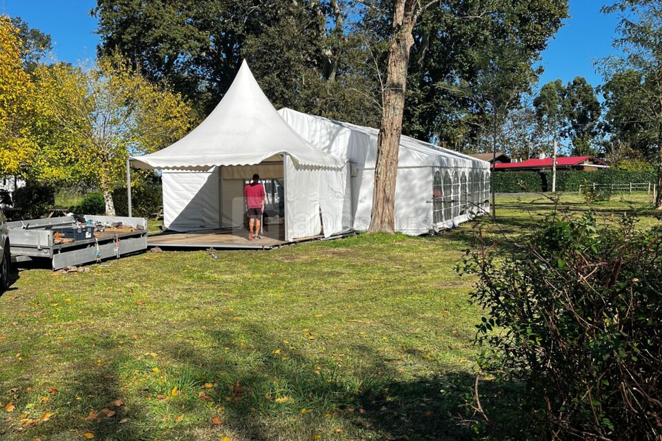 Chapiteau 100 personnes avec espace traiteur au centre du parc arboré