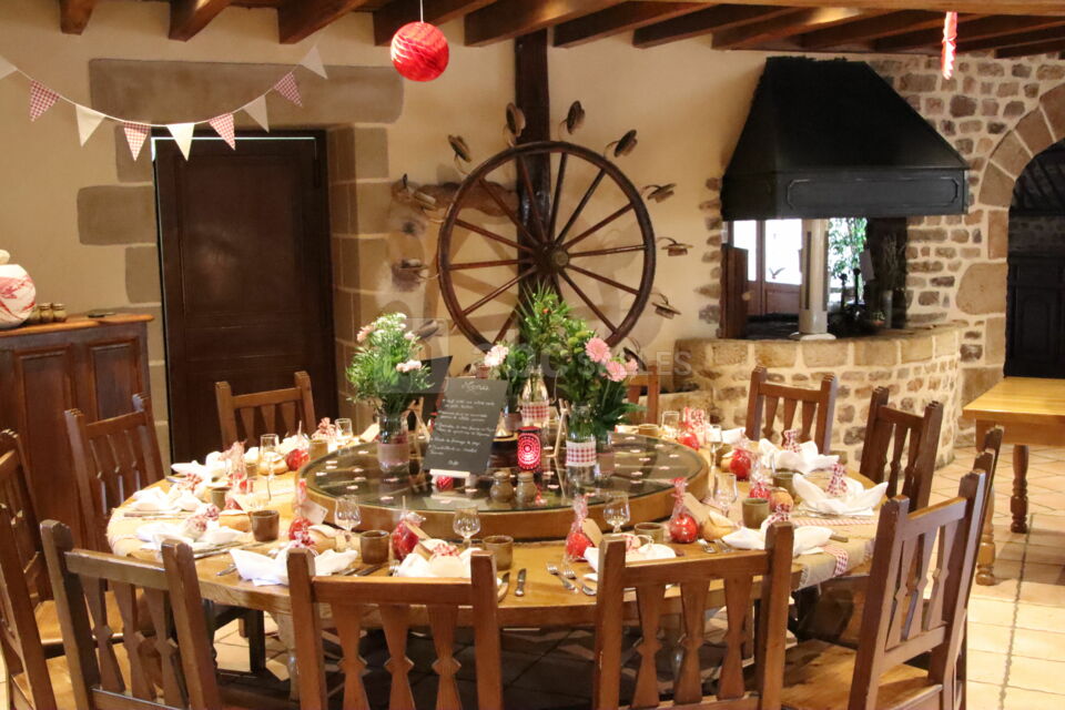 Intérieur de la sallle, cheminée centrale, grande table ronde de 12 à14 pers