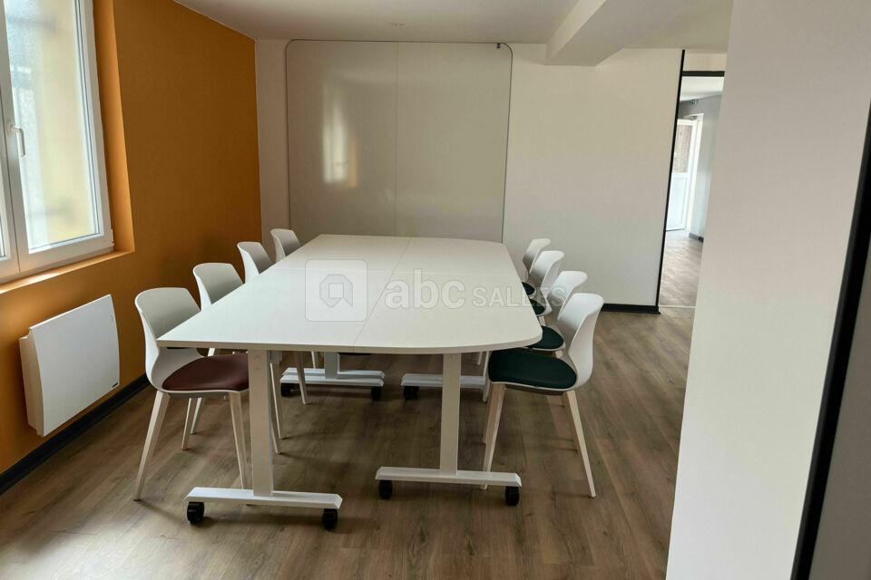 Salle de réunion capacité 20 personnes équipée tableau blanc + téléviseur connecté