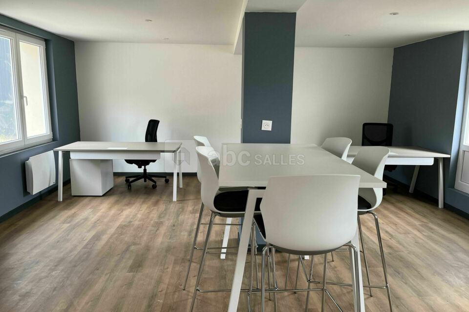 Bureaux partagés 3 bureaux avec caissons à clé et une table haute 5 chaises