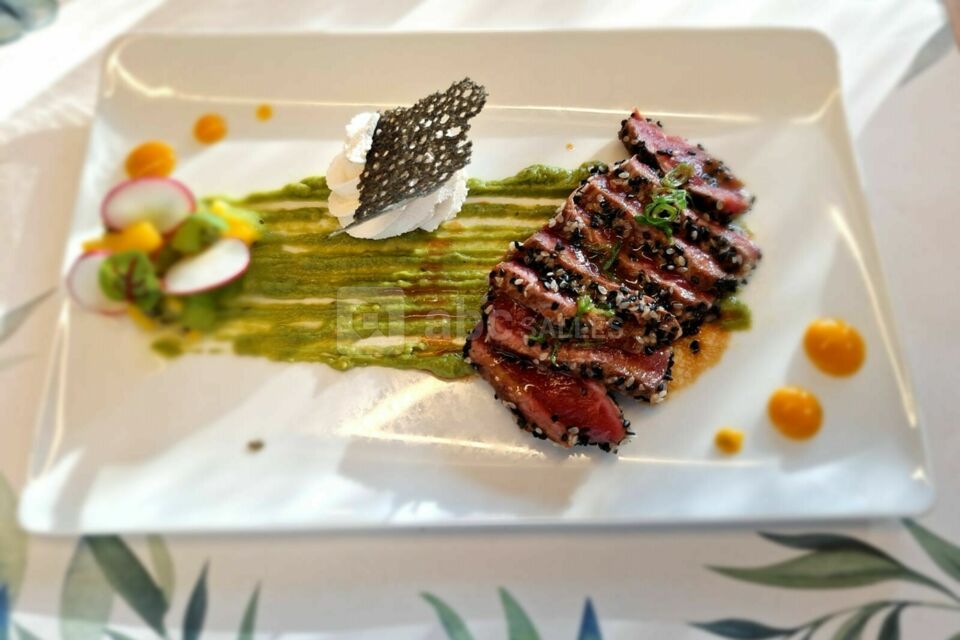 Tataki de bœuf Angus, huile de sésame grillée, saveur exotique chez Maubreuil Séminaires