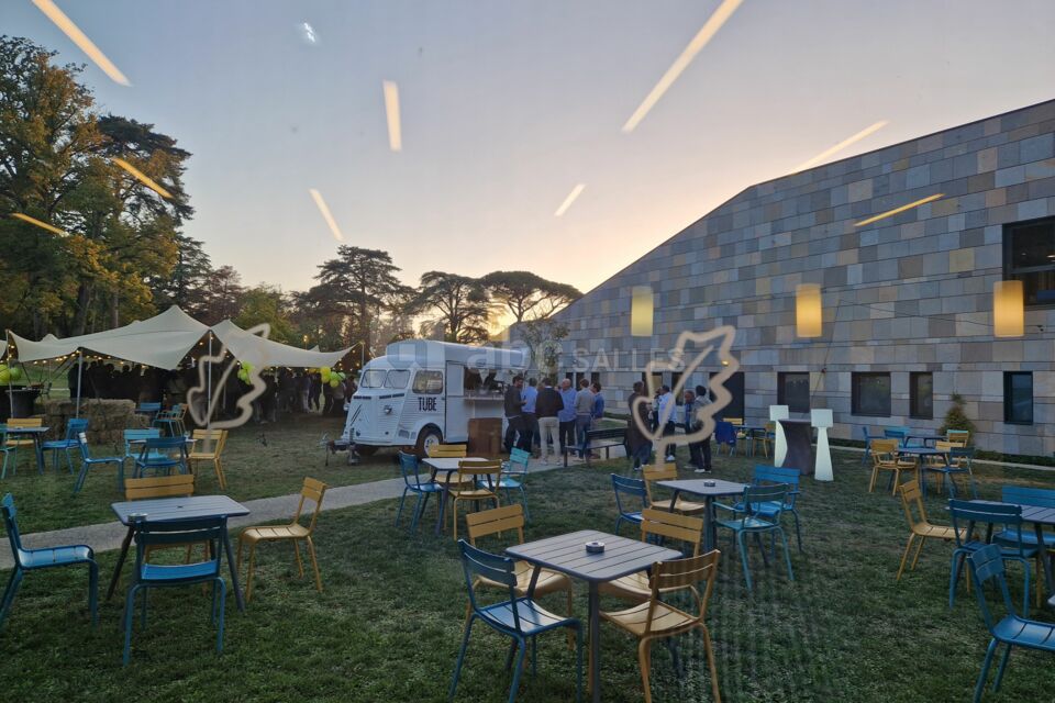 Cocktail en terrasse chez Maubreuil Séminaires à Nantes Carquefou 44
