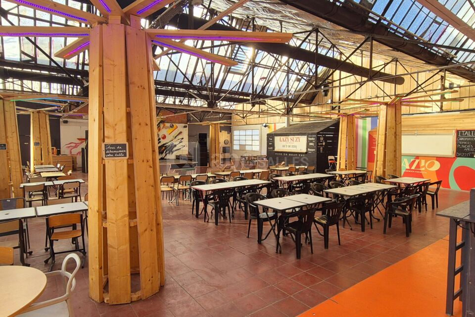 La salle en journée avec tables et transats