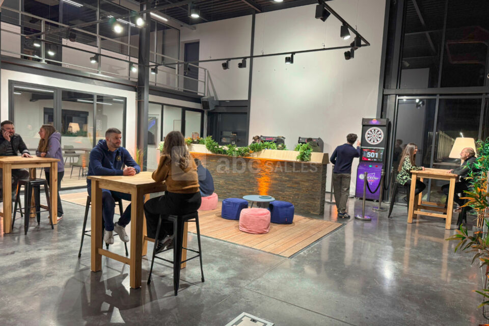 Vu sur l'ensemble de l'espace détente (Grand hall de 100m2 à disposition pour les pauses/loisirs/coktails/after work) ainsi que sur la salle de réunion multi-fonctions toute équipée (climatisée/écran 