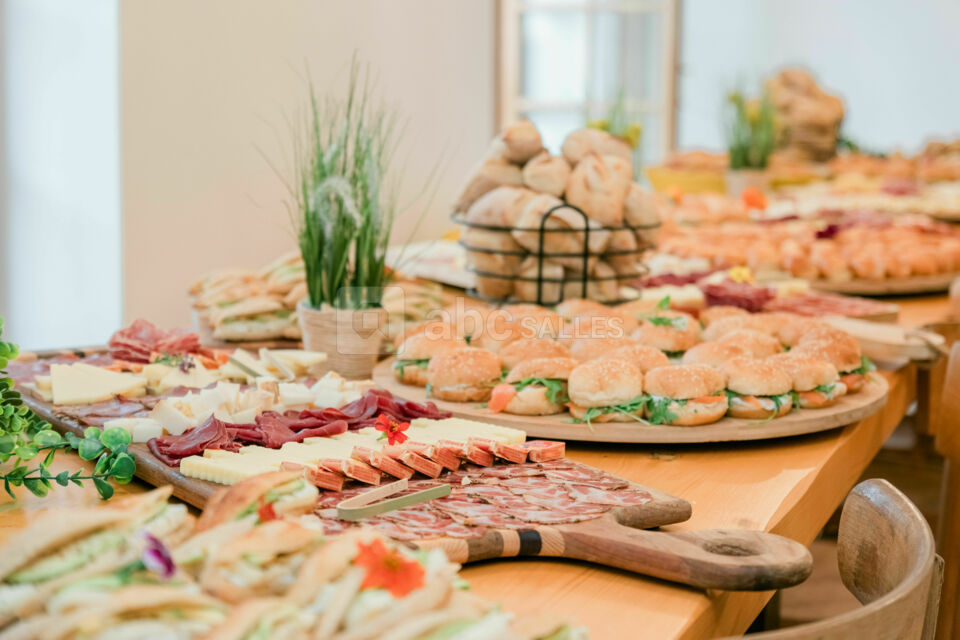 Buffet dressé dans la salle de réception