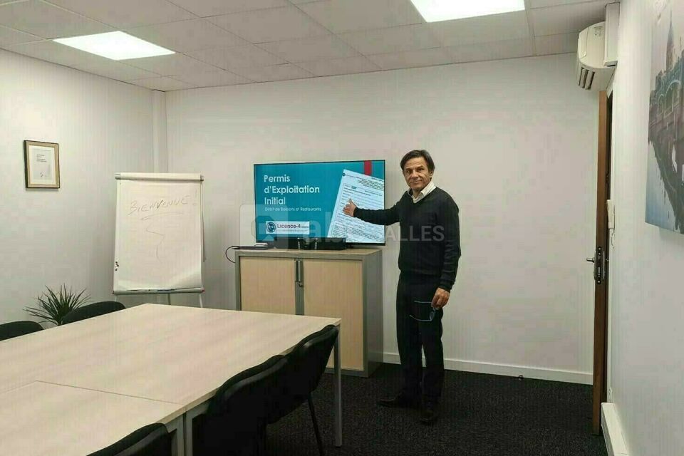 Salle de réunion avec TV équipée et paperboard