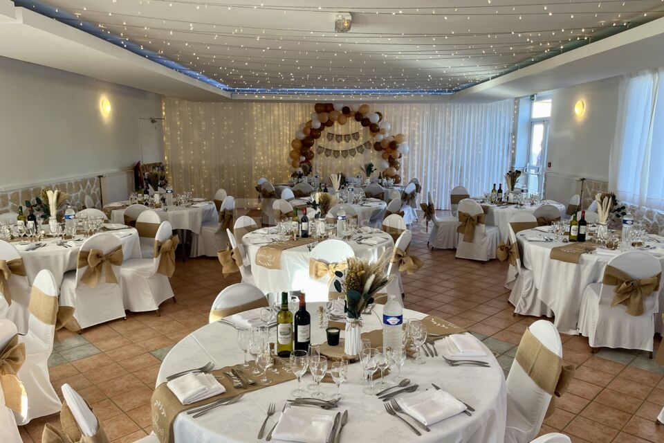 Salle de réception décorée