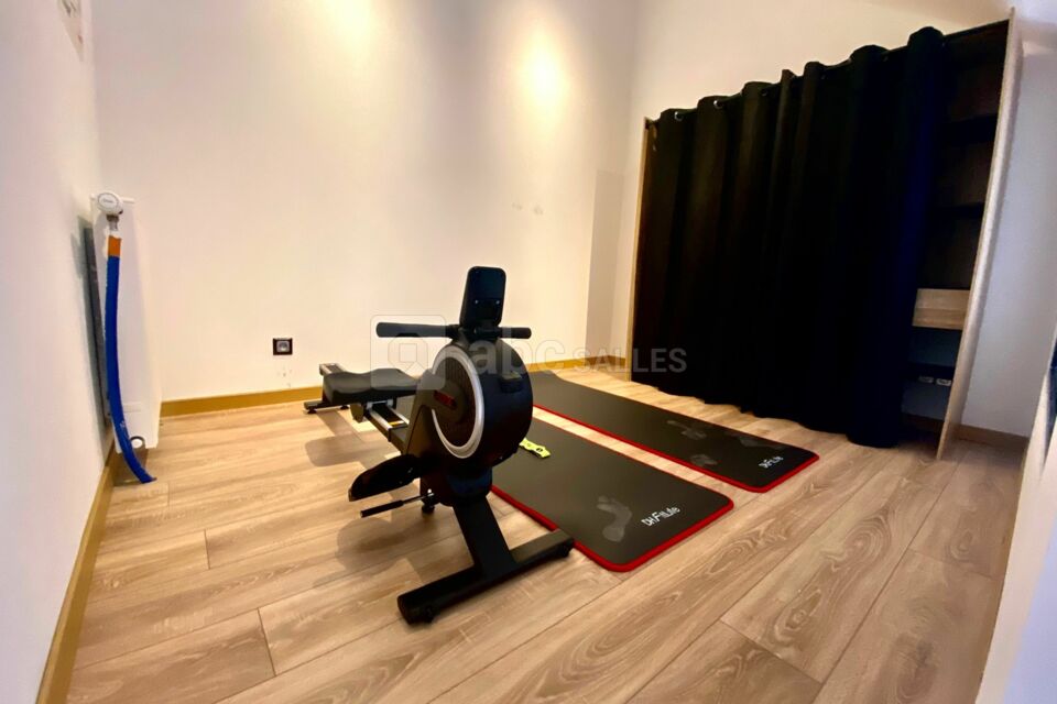 Une petite salle de fitness
