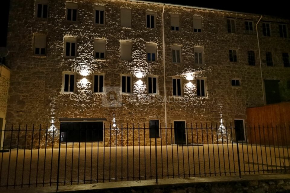 La façde du logis éclairée