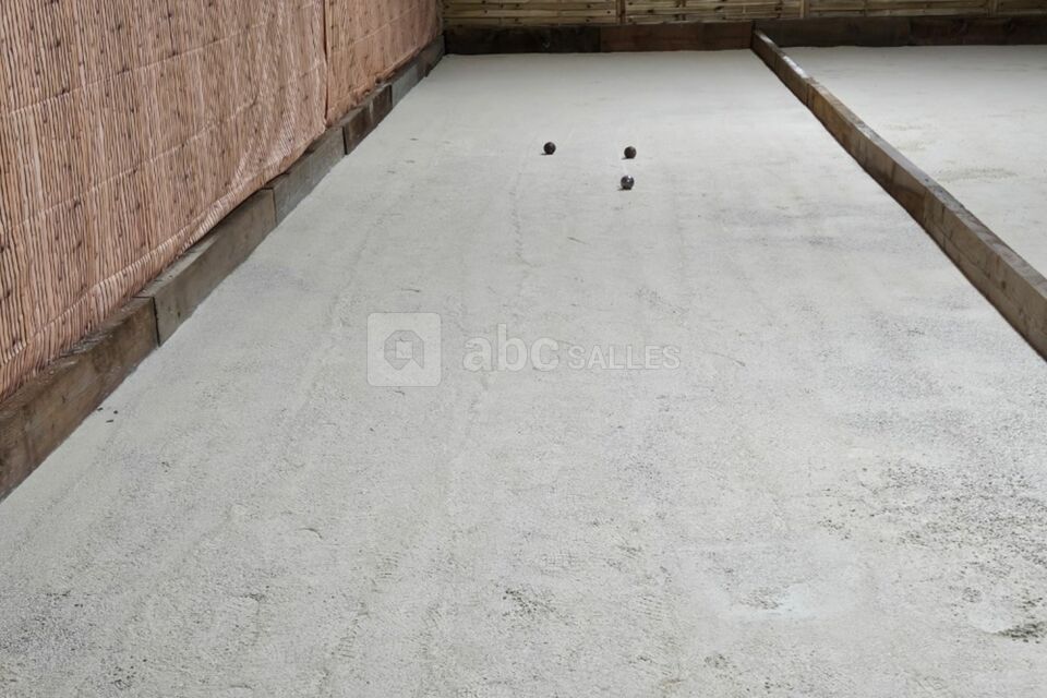 Salle de pétanque intérieur pour les invités