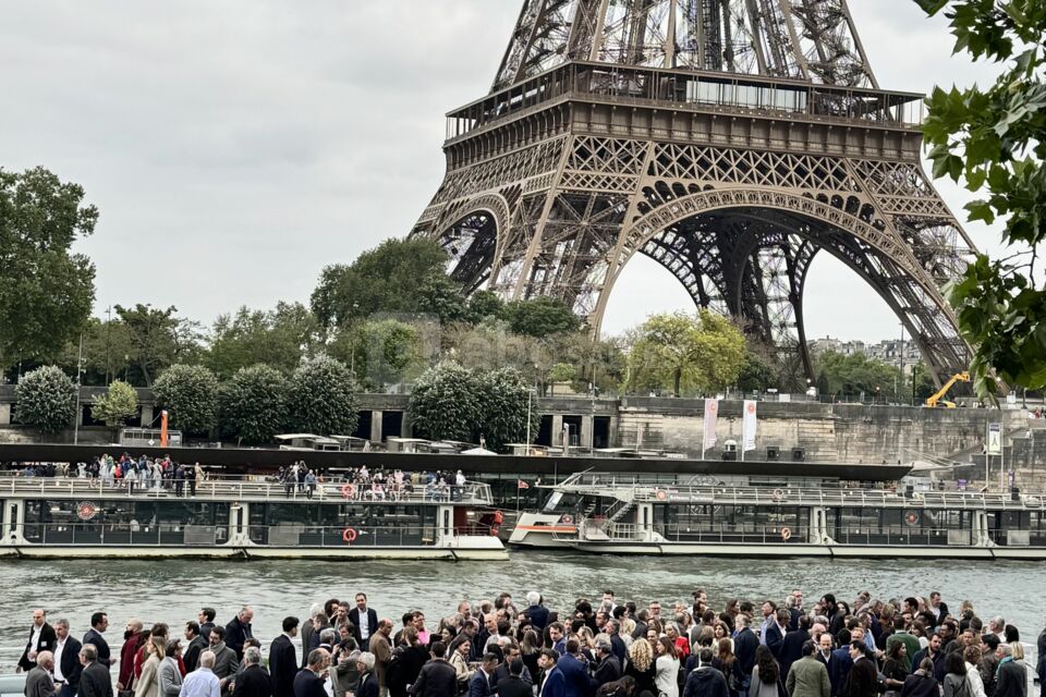 Espace Extérieur au pied de la Tour Eiffel
