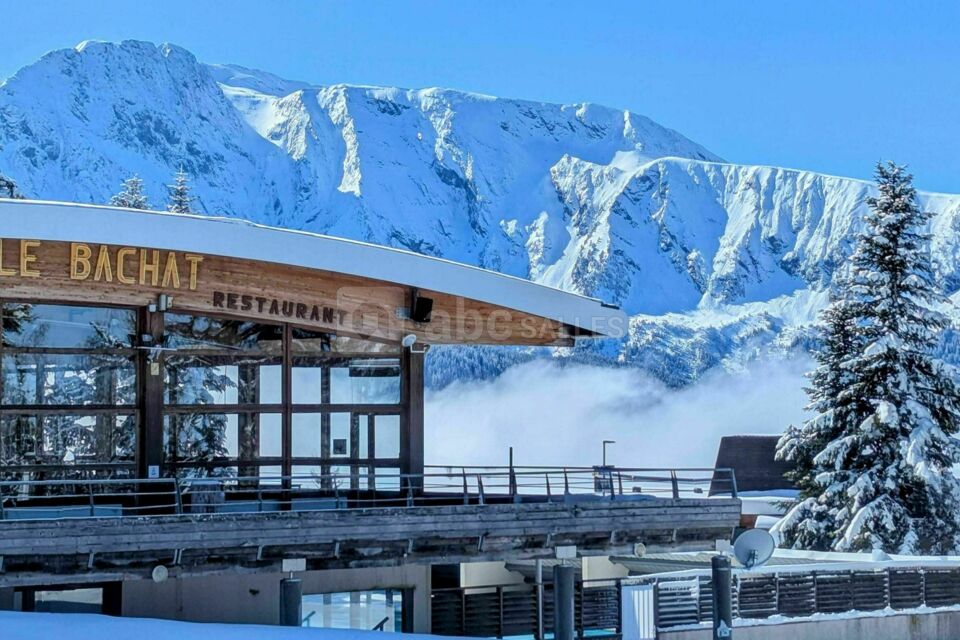 Vue extérieure du restaurant Le Bachat en hiver et sa vue panoramique