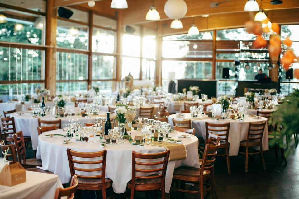 Salle du restaurant Le Bachat avec mise en place de mariage
