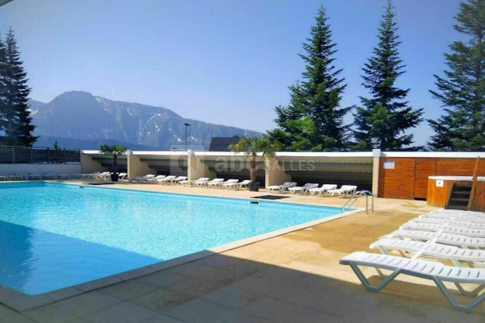 Piscine extérieure de la résidence Les Villages du Bachat en été