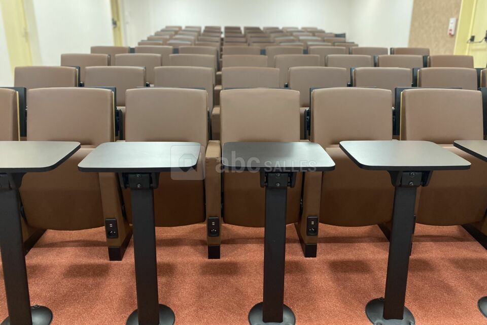 Salle 72 places, sièges cuir confort