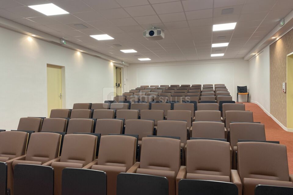 Salle 72 places, sièges cuir confort