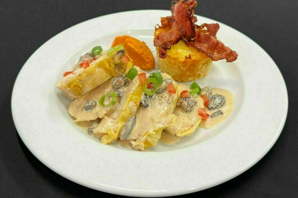 Suprême de poulet jaune farci au foie gras, sauce aux morilles et au vin jaune, carottes aux épices, charlotte de pomme de terre & chips de lard