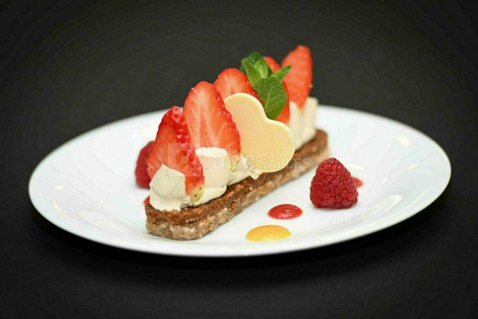 Biscuit craquelin , mousse chocolat blanc et fève tonka , fraises fraiches