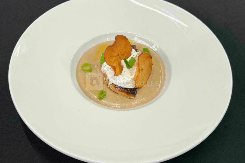 Crème de châtaigne, foie gras poêlé, crème fouettée noisette et chips de pomme