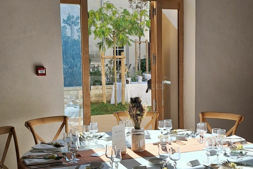 La salle s'ouvre sur le jardin du cloître