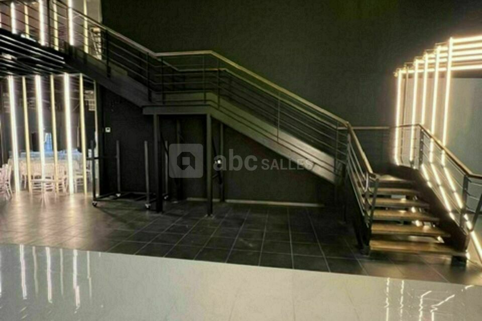 Accès mezzanine et emplacement DJ