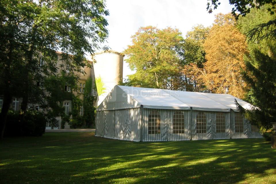 Chapiteau sur la pelouse au sud du Château