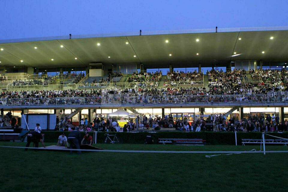 TRIBUNE HIPPODROME PARILLY