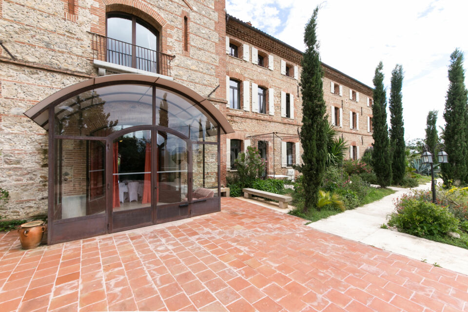 Grand Belric: entrée du Hall et gîtes, côté jardin méditerranéen