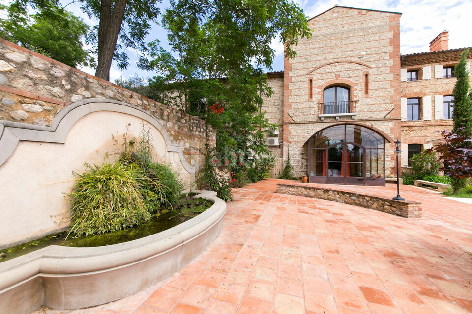 La terrasse et la fontaine du Jardin méditerranéen et vue sur l'entrée du Hall
