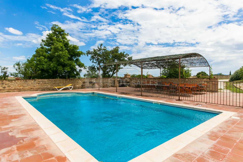 La piscine et la pergola du Grand Belric