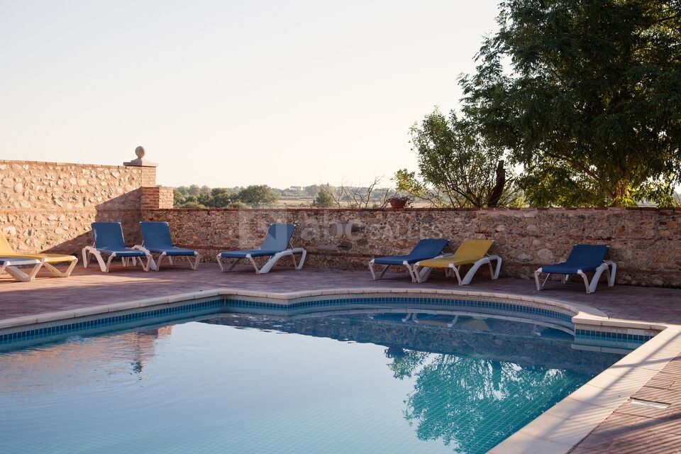 Bains de soleil à la piscine