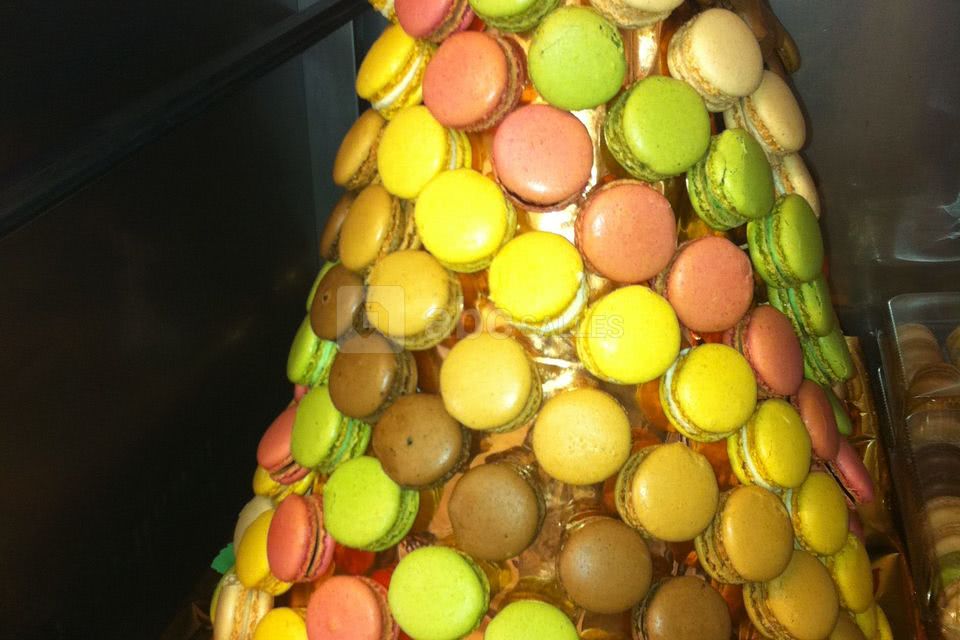 Pièce montée de macarons